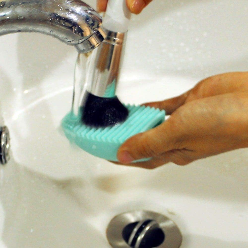 Accesoriu din silicon, UBX®, pentru curatarea pensulelor machiaj, 7x5x3cm, turcoaz Accesoriu din silicon, UBX®, pentru curatarea pensulelor machiaj, 7x5x3cm, turcoaz